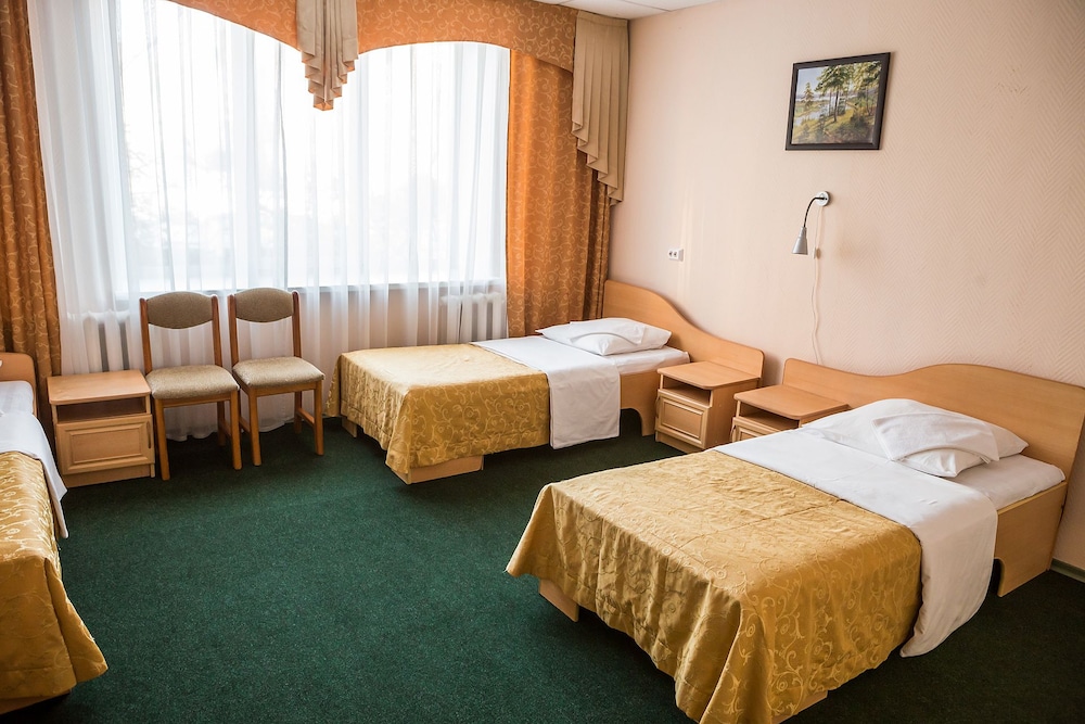 Economy Triple Room photo 2