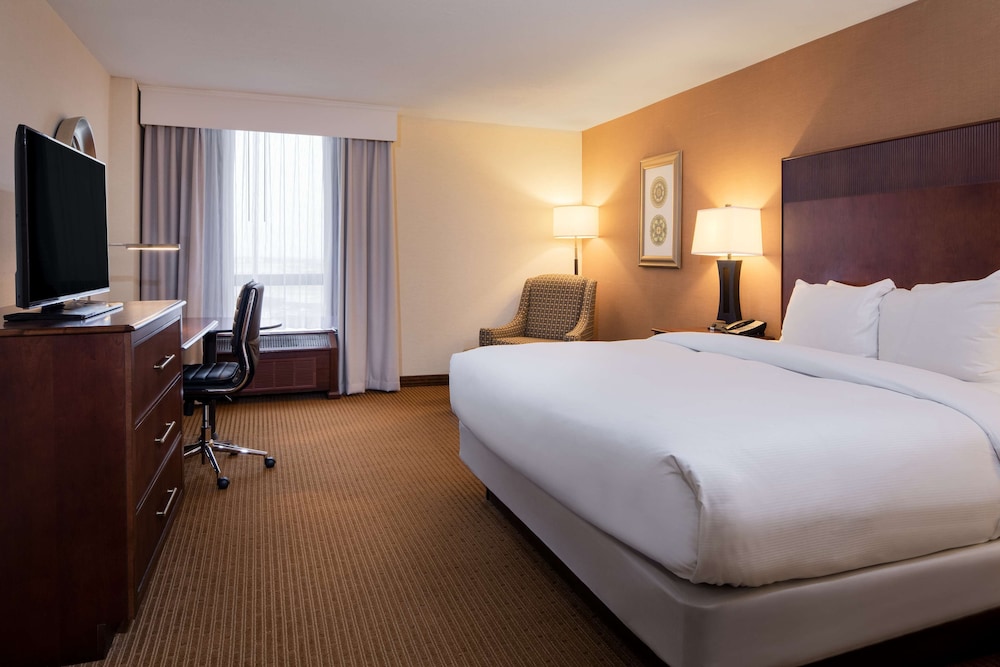 Deluxe Room, 1 King Bed, Accessible (Hearing Accessible) - Photo 2