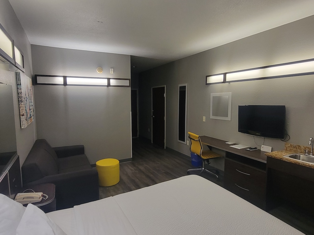 Studio Suite, 1 Queen Bed, Accessible, Non Smoking (Mobility) photo 1
