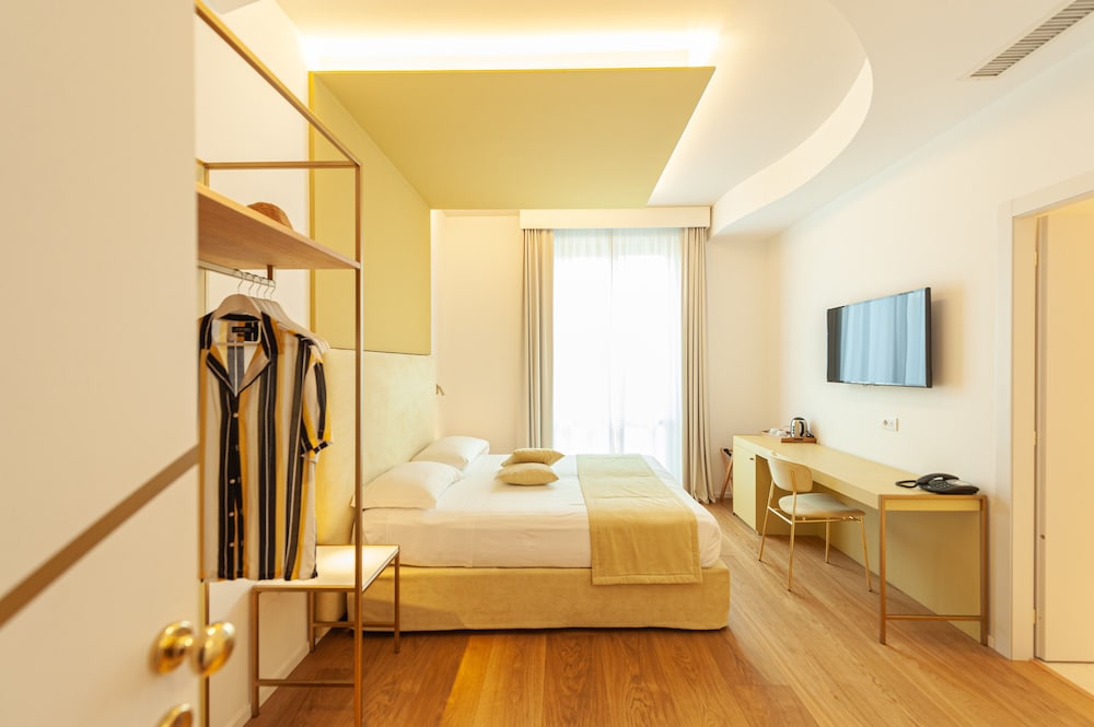 Deluxe Double or Twin Room, Partial Sea View