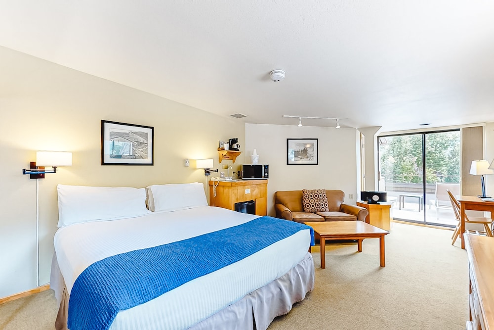 Room (Deluxe, Balcony)