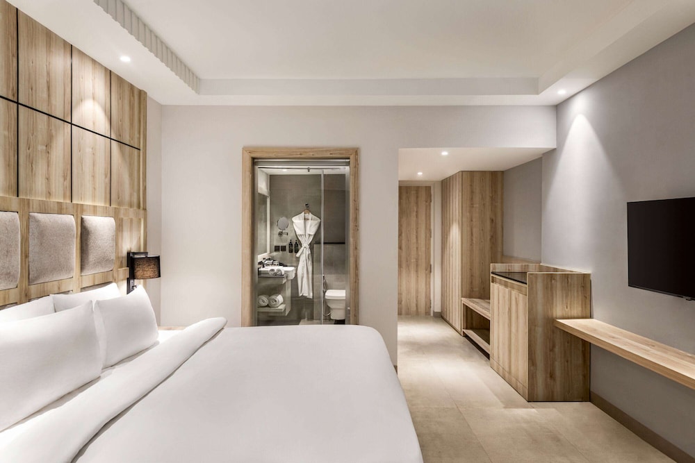 Room, Accessible (Mobility, Roll-In Shower) - Photo 1