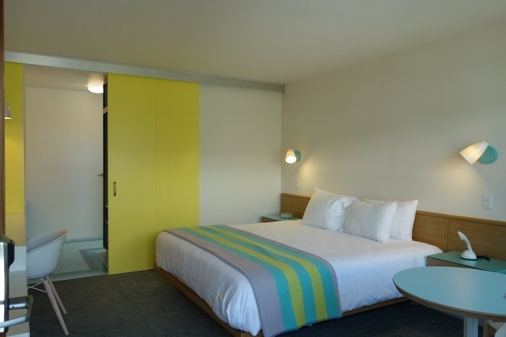 Deluxe  1 King Bed