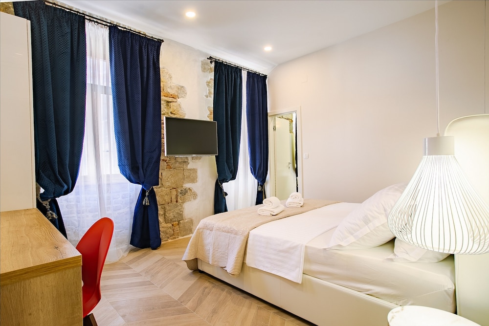 City Double Room, 1 King Bed (1) photo 1