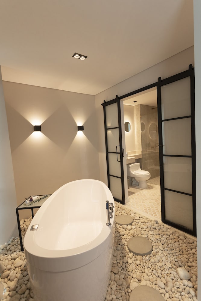 Superior Double Room, Bathtub photo 3