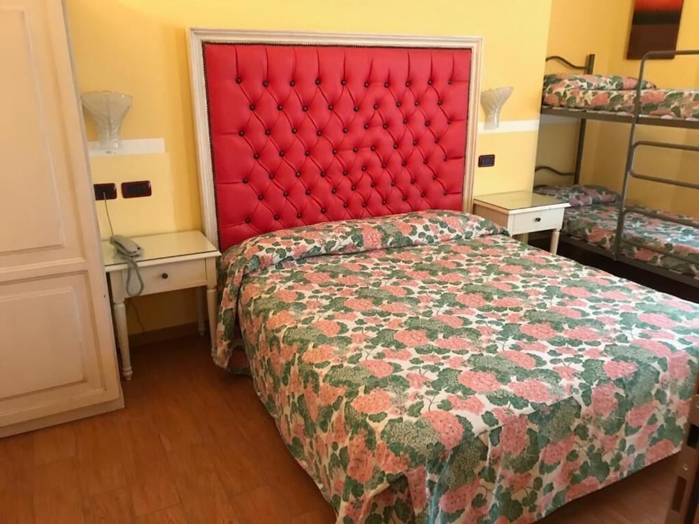 Family Room, 1 Bedroom photo 2