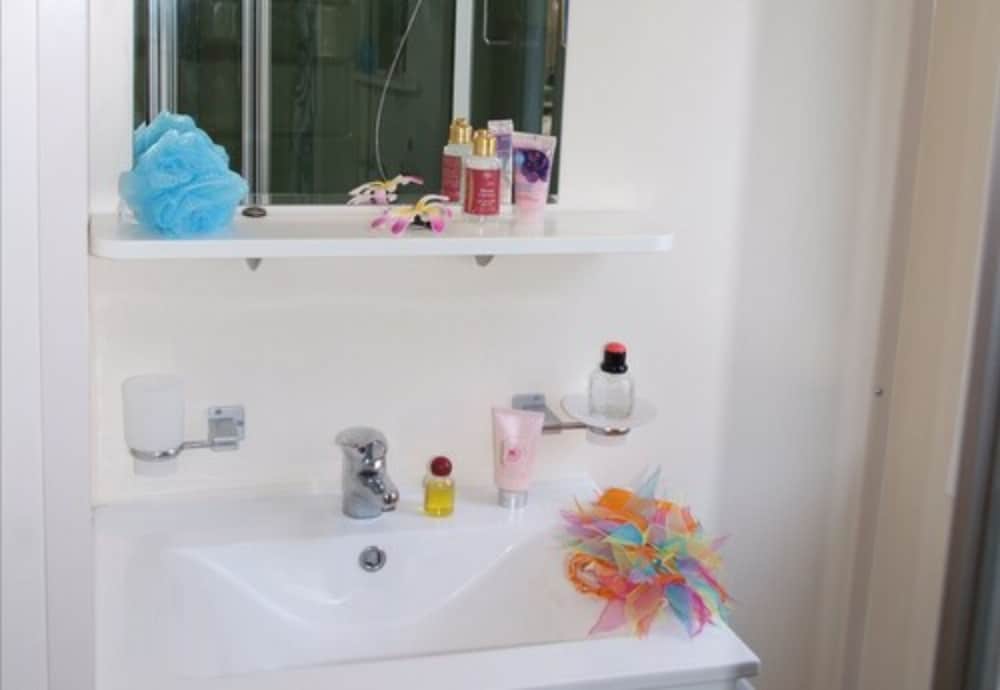 Mobile Home, 2 Bedrooms photo 2