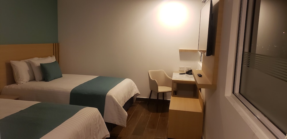 Standard Double Room, 2 Queen Beds - Photo 3
