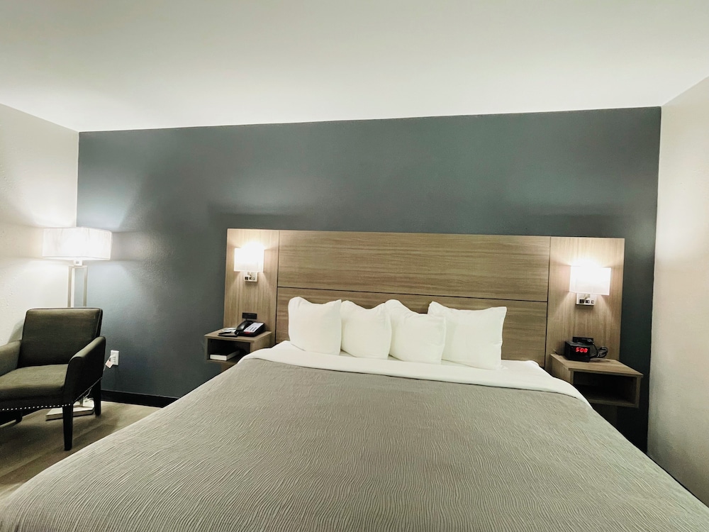 Standard Room, 1 King Bed, Non Smoking - Photo 3