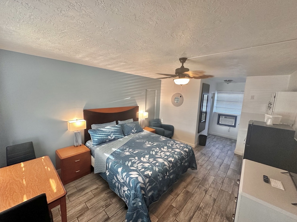 Single Room, 1 King Bed, Kitchenette