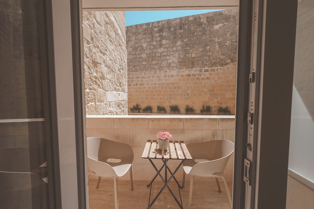 Superior Triple Room, 1 Bedroom, Balcony, Courtyard View, photo 6