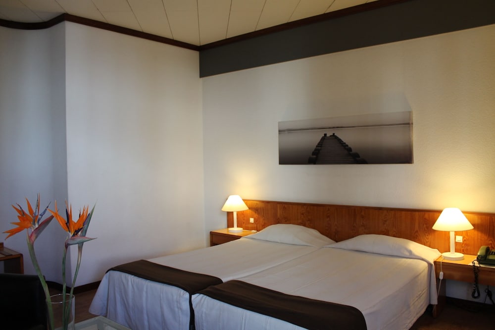 Standard Double or Twin Room - Photo 3