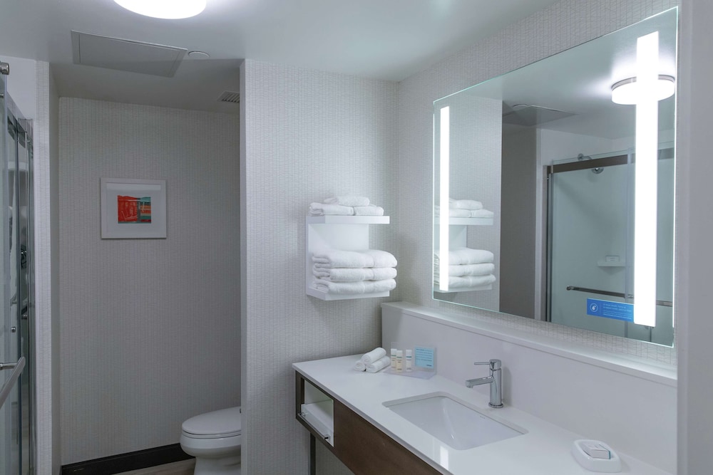 Room, 1 King Bed, Refrigerator & Microwave - Photo 4