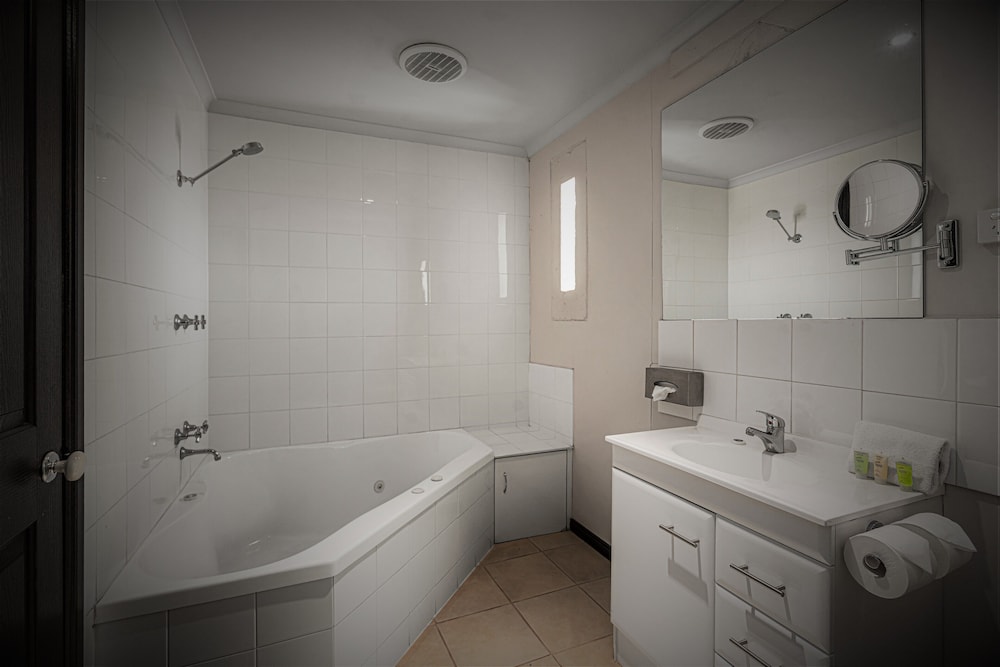 King Honeymoon Suite With Spa photo 2