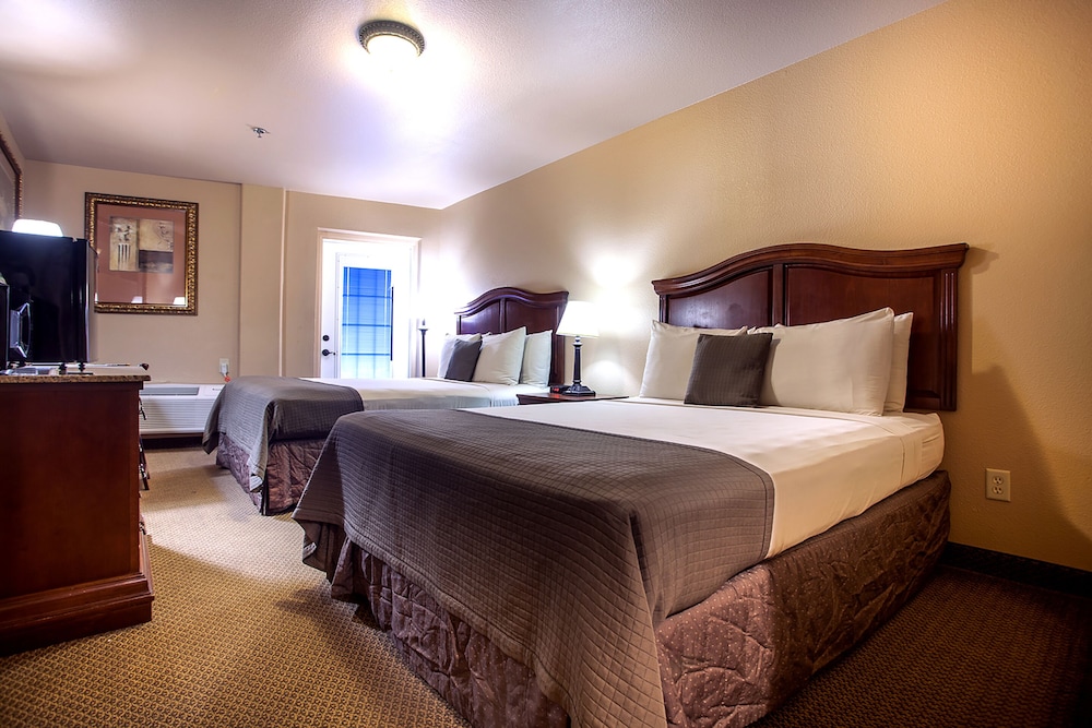 Room, 2 Queen Beds, Balcony - Photo 1