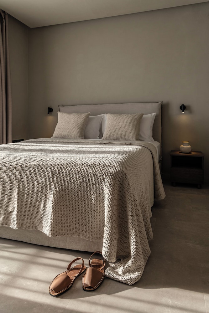 Ela 2 Bedroom Suite | Jetted Tub | Sea View photo 3