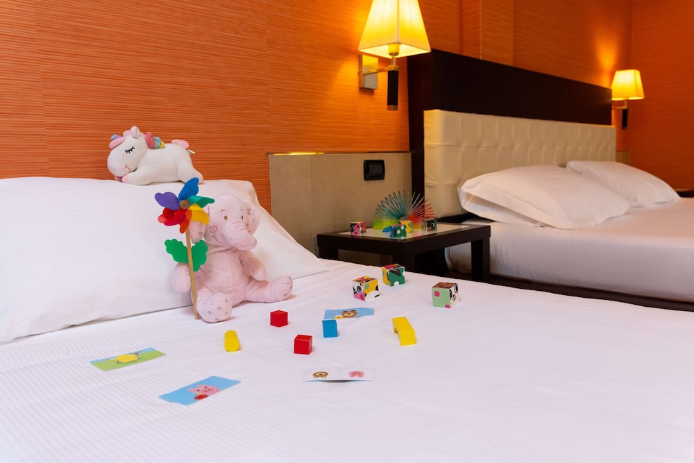 Standard Room, Multiple Beds - Photo 5
