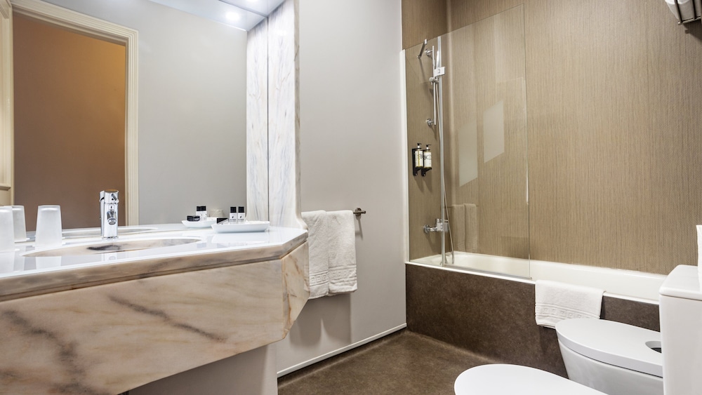 Standard Double or Twin Room thumbnail 5