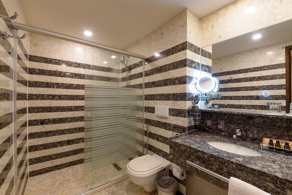Premium Room, 1 King Bed, Pool View thumbnail 5