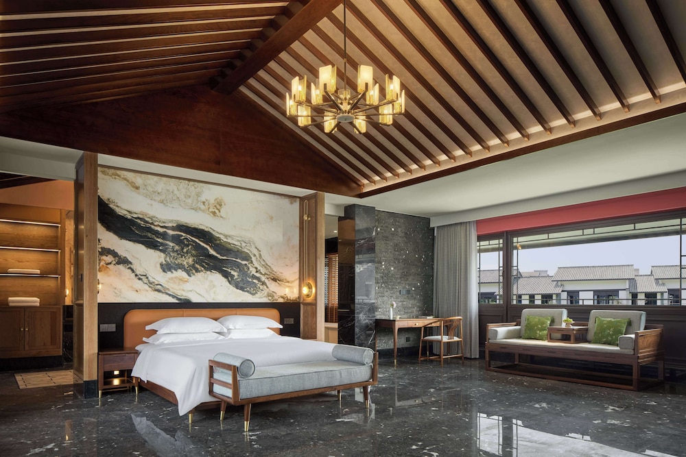 Superior Suite, Lake View