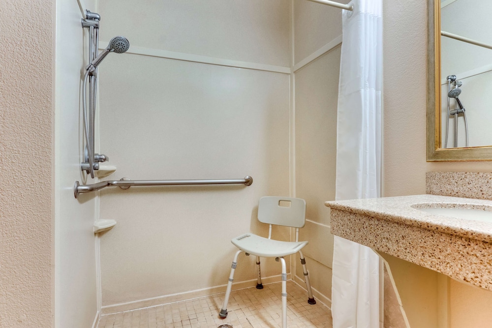 Standard Room, 2 Queen Beds, Accessible, Non Smoking (Walk-In Shower) - Photo 3