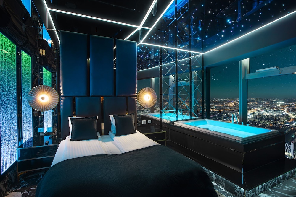 46 Floor Family Suite with Hot Tub