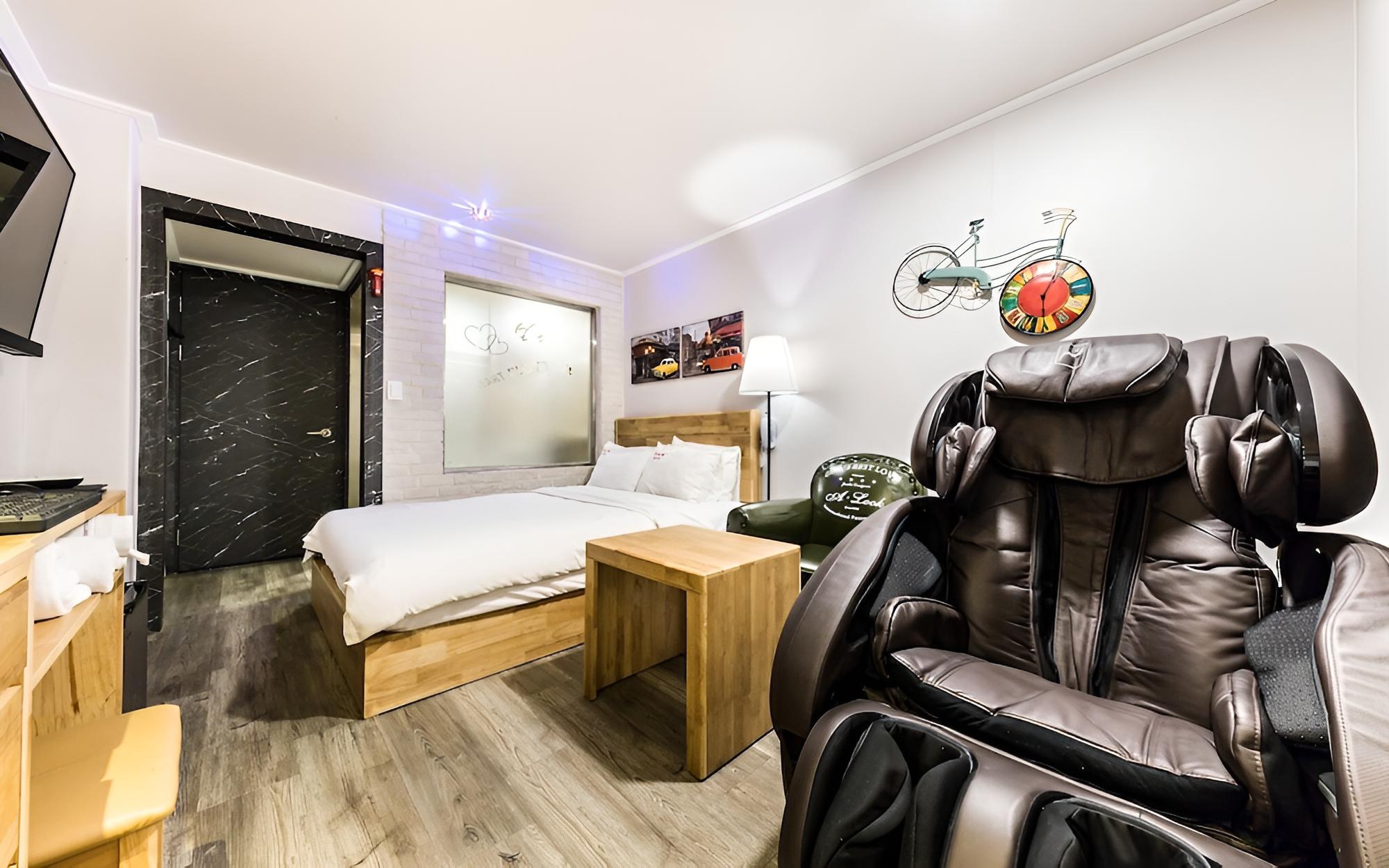 Room (Massage Chair Room (Bathtub Netflix A) - Photo 4