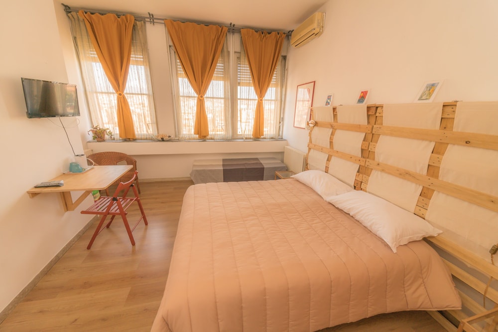 Triple Room, Multiple Beds (A Fera o Luni)