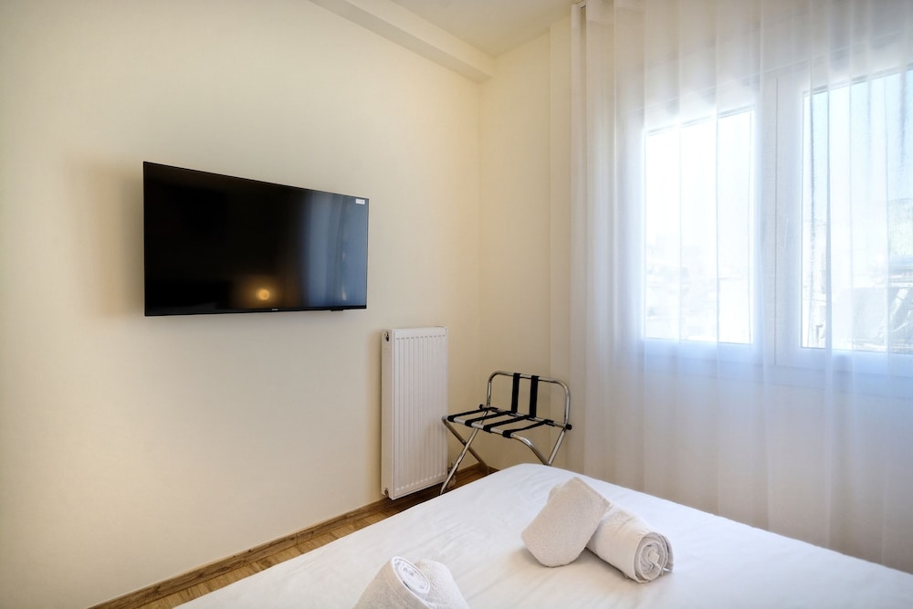 Luxury Apartment, 4 Bedrooms, Non Smoking, Balcony photo 3