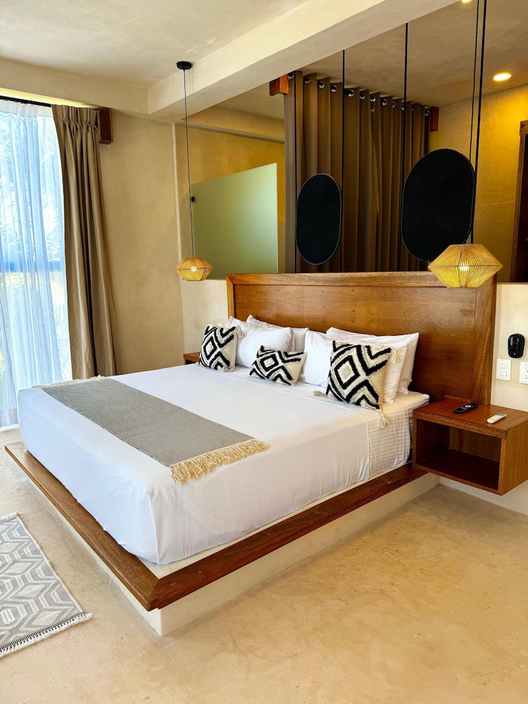 Junior Room, 1 King Bed, Courtyard View photo 2