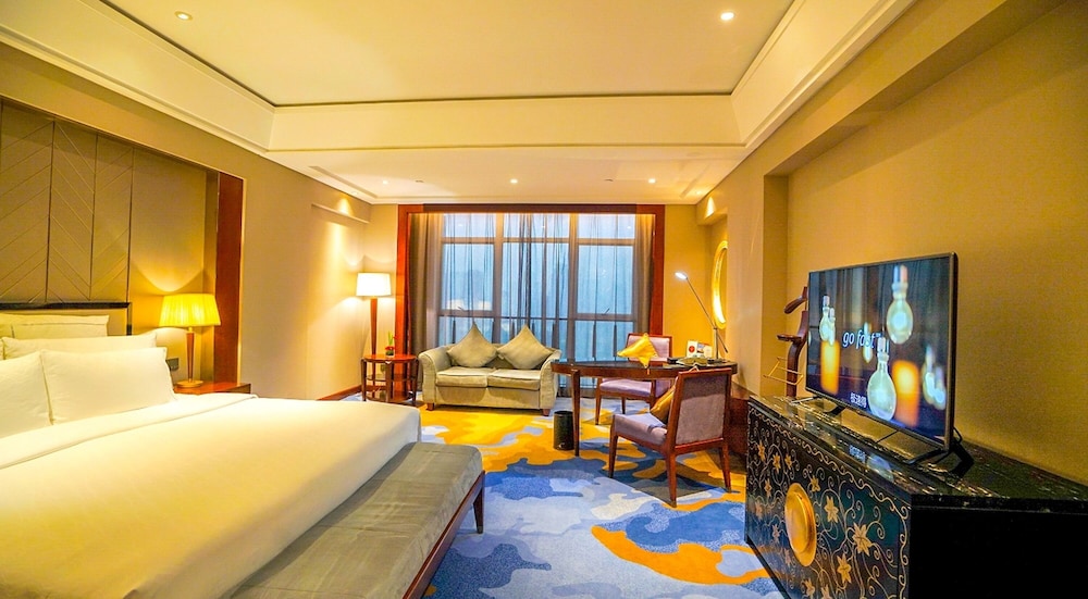 Business Room, 1 King Bed, Non Smoking - Photo 3