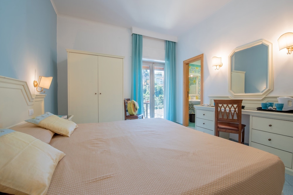 Classic Double Room Single Use, Balcony photo 3