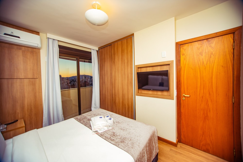 Deluxe Suite, Partial Lake View - Photo 1