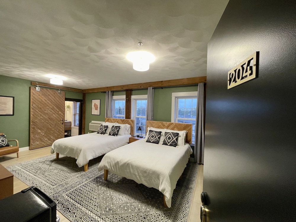 Design Room, 2 Queen Beds, Ensuite photo 2