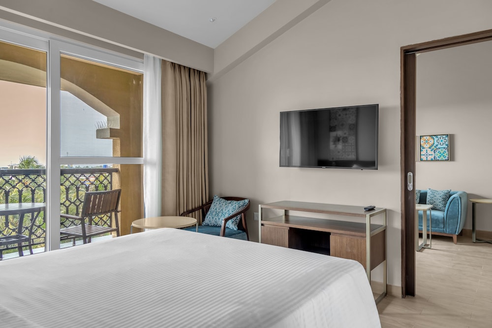 Suite, 1 Queen Bed, Balcony - Photo 4