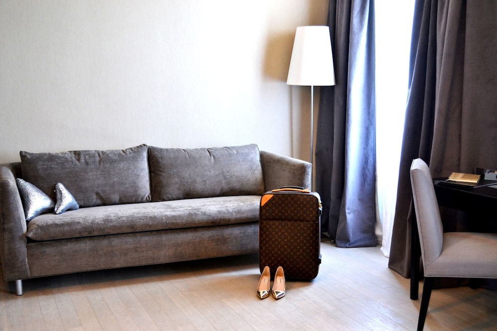 Suite, 1 King Bed, City View photo 2