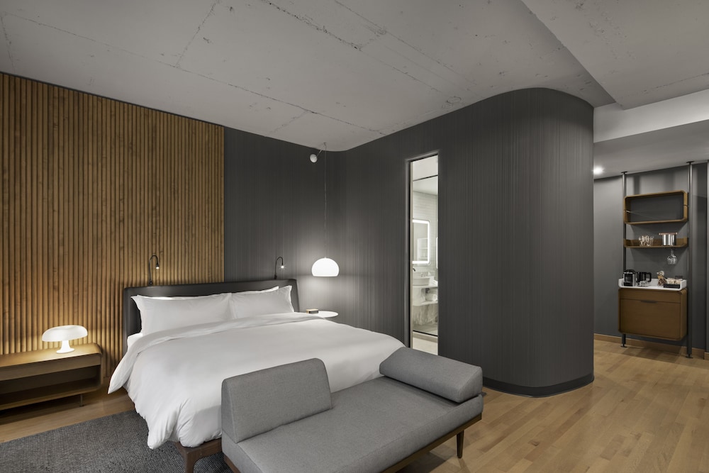 Premium Room, 1 King Bed, City View - Photo 3