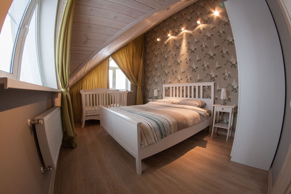 Comfort Cottage, 4 Bedrooms, Garden Area photo 1