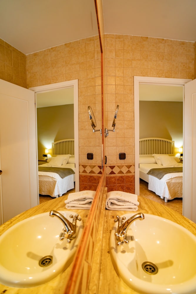Double or Twin Room - Photo 5