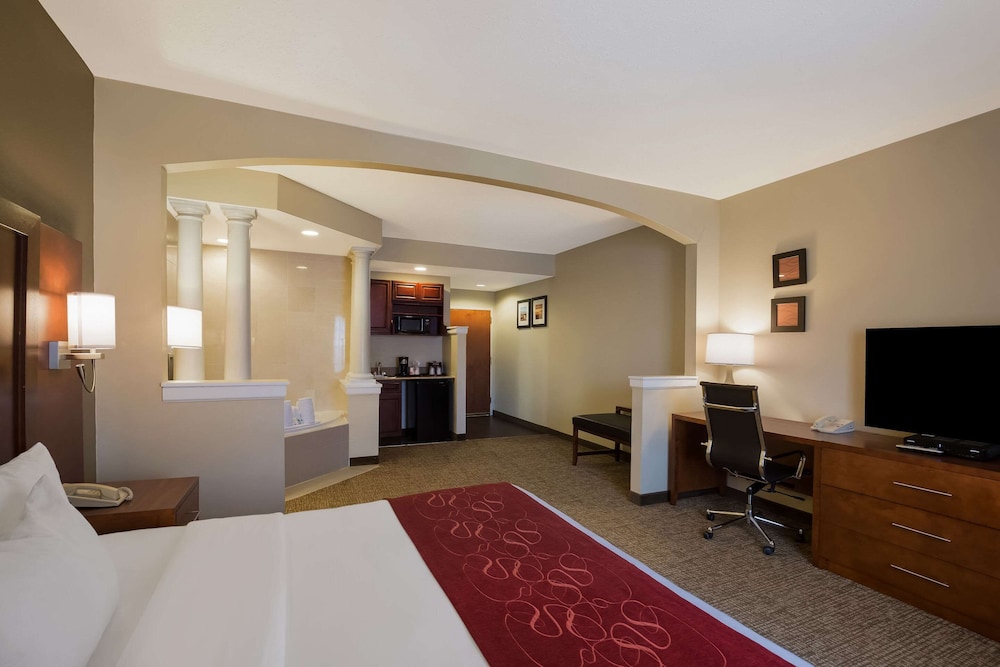 Suite, 1 King Bed, Non Smoking, Jetted Tub - Photo 4