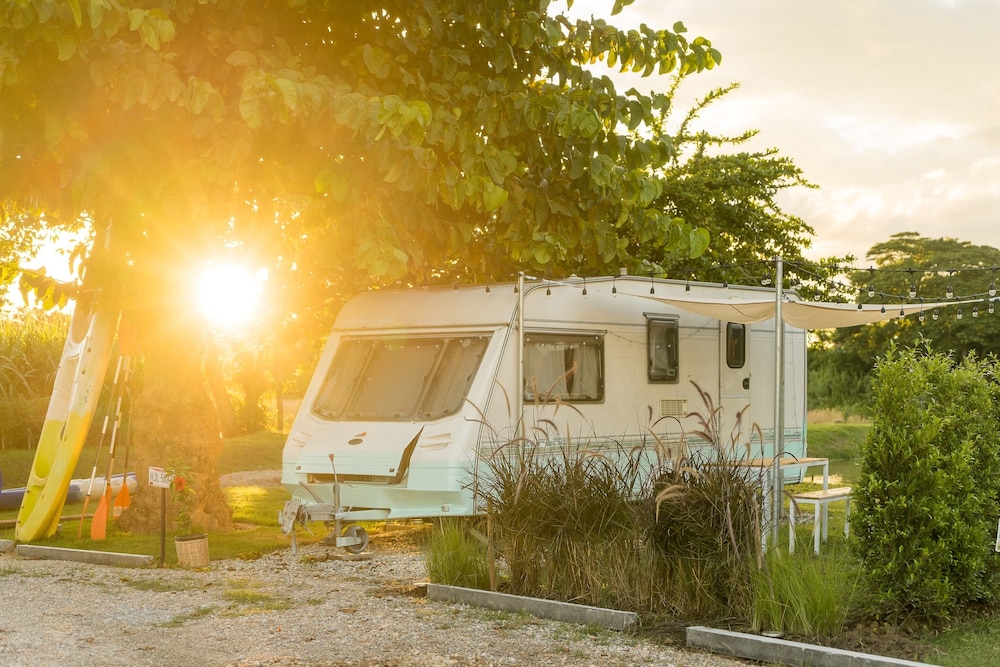 Campervan for 2 adults and 2 children - Photo 3