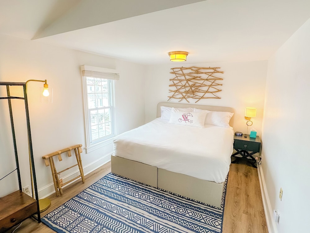 Deluxe Rooms # 4,6,8,10,11,19 (1 King Bed) photo 3