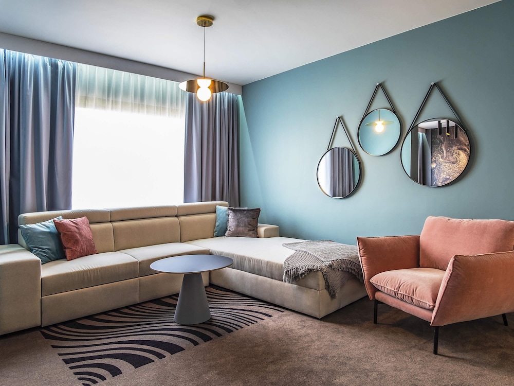 Executive Suite, 1 Queen Bed with Sofa bed thumbnail 6