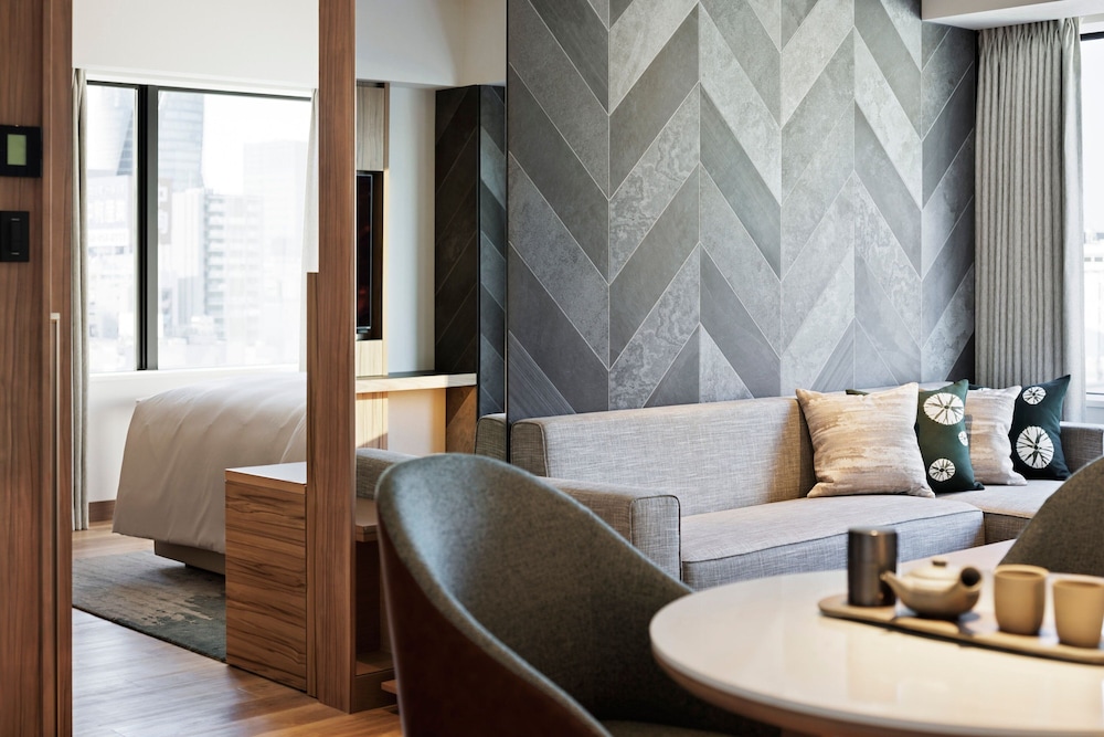 Suite, 1 King Bed, Corner - Photo 2