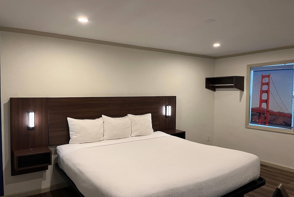 Room, 1 King Bed, Non Smoking photo 2