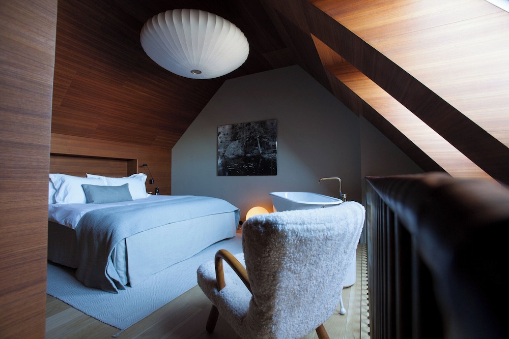 Suite, 1 King Bed, Garden View, Mezzanine
