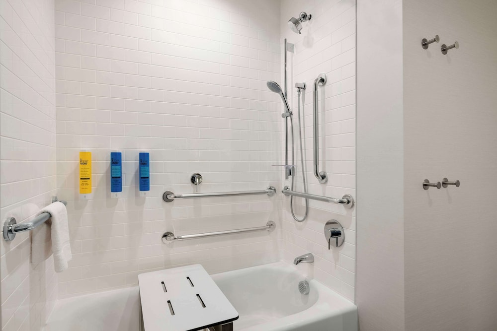 Room, 2 Queen Beds, Accessible, Bathtub - Photo 3