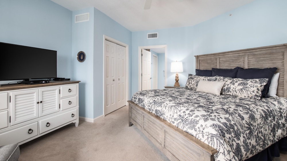 Condo, 1 King Bed With Sofa Bed (Westwinds 4830) photo 2