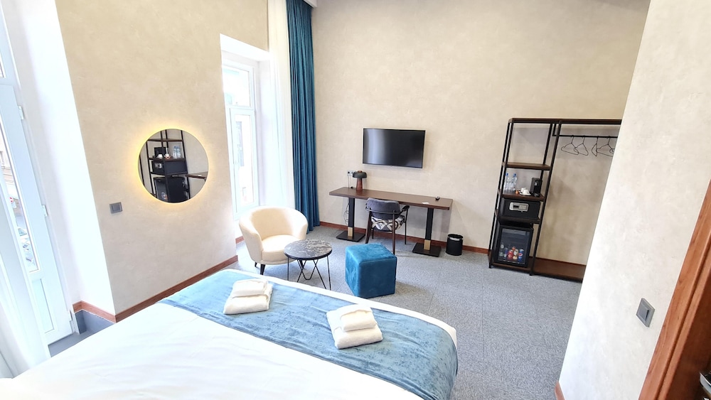 Luxury Double Room, 1 King Bed, Balcony, City View photo 2