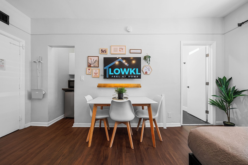 Superior Queen Studio w/ Kitchenette & Futon - Photo 5